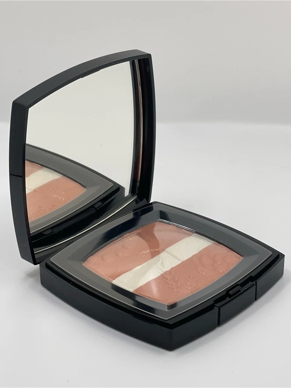 CHANEL - 998 Peche Lumiere Illuminating Powder Blush